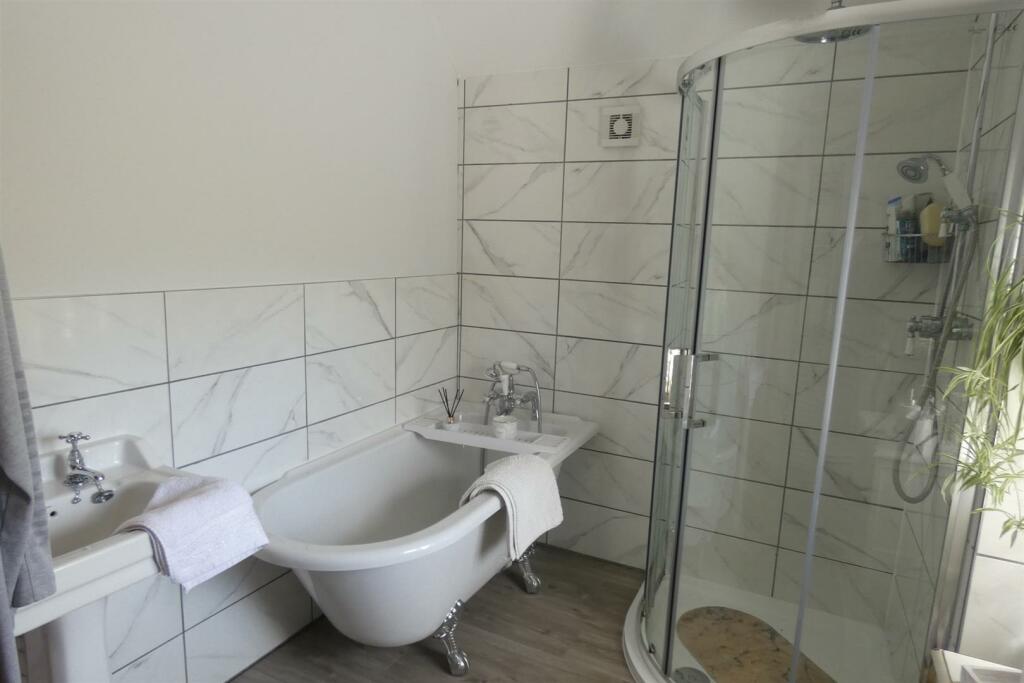 FEATURE BATHROOM
