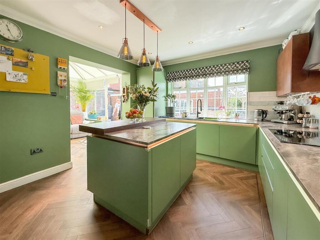 BREAKFASTING KITCHEN