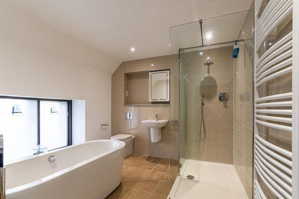 18 Bathroom.jpg
