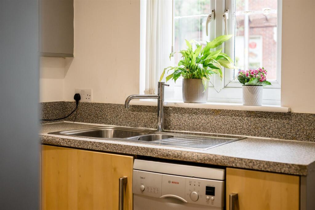 6 Chaise Meadow, Lymm WA13 9UP-19.jpg