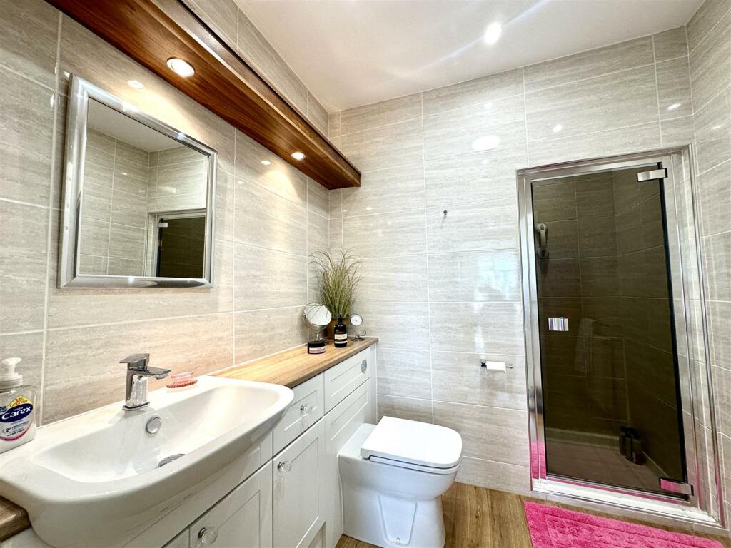 EN-SUITE SHOWER ROOM