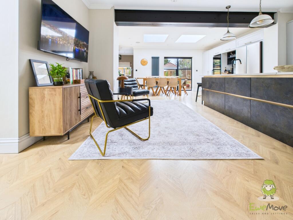 CAM01543G0-PR0166-STILL061