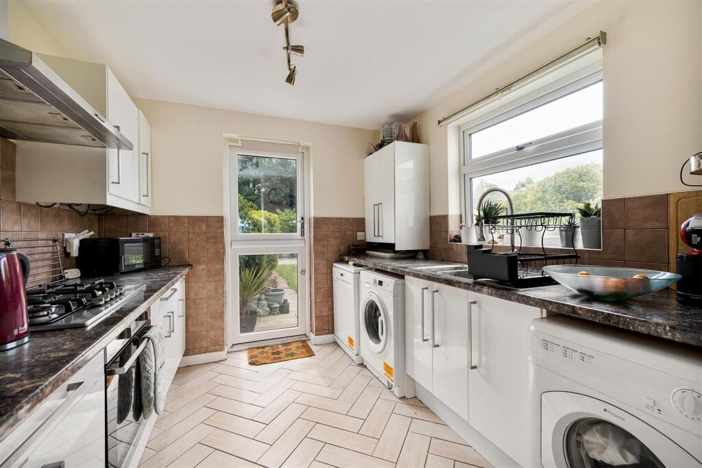 Lyne Crescent, E17