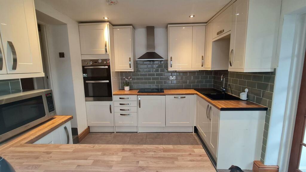 FITTED KITCHEN