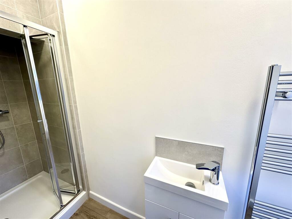 EN-SUITE SHOWER ROOM