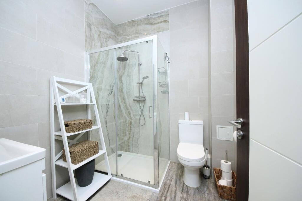 Gv- F2 - 34 Gunnersbury Ave (16).jpg