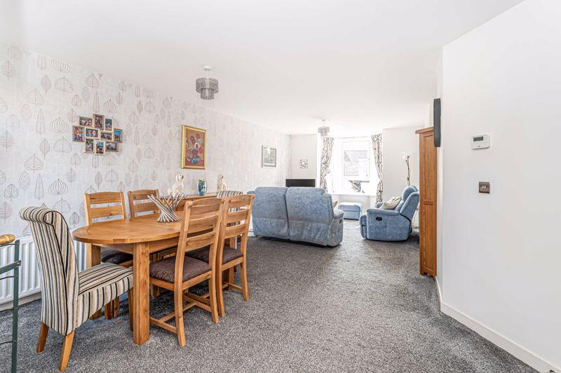 Lounge/Dining