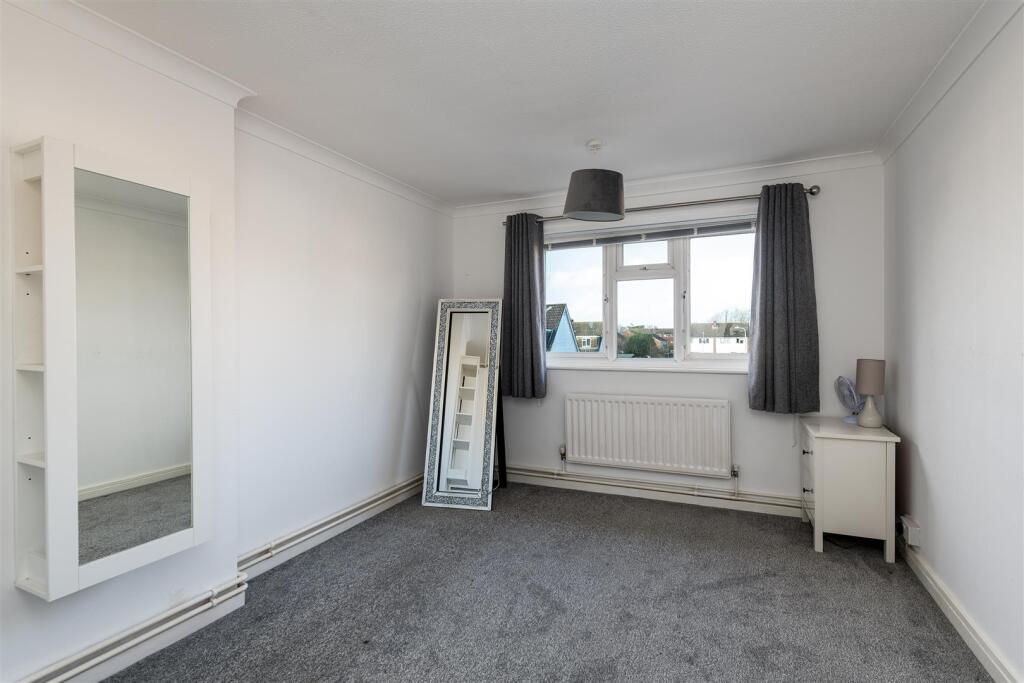 48 Sandown Road bedroom2.jpg