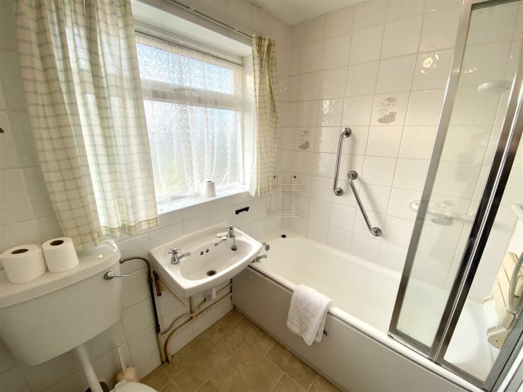 FAMILY BATHROOM