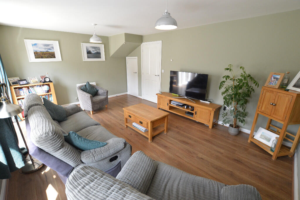 Lounge to Rear