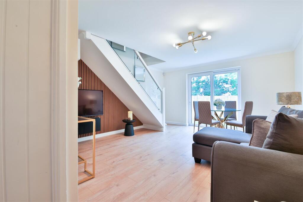Lounge/Dining Room