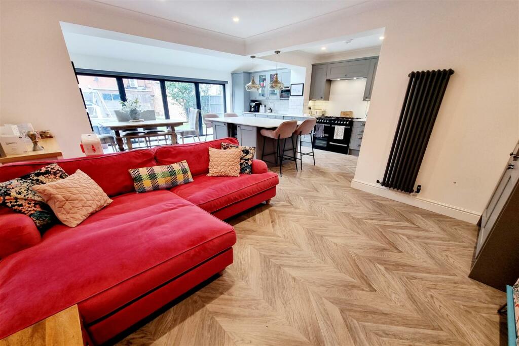 OPEN PLAN LUXURY FITTED KITCHEN/DINER/FAMILY ROOM: