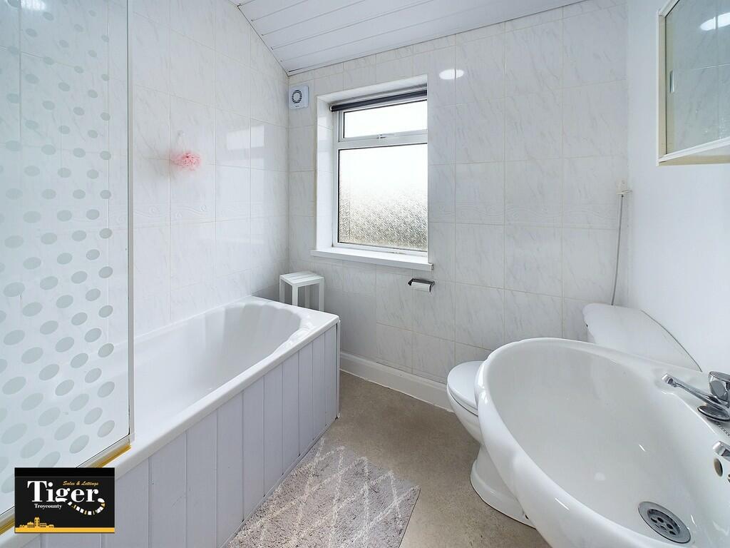 CAM02176G0-PR0352...