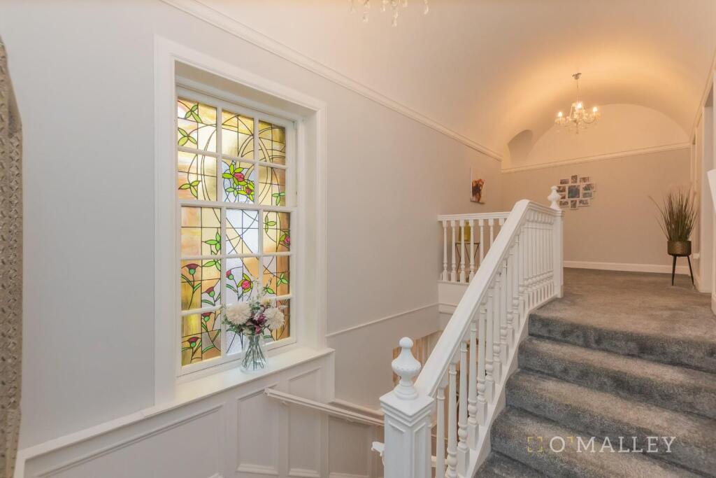 37. Upstairs Hallway 2.jpg