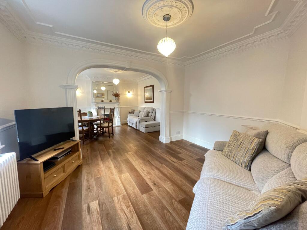 OPEN PLAN LIVING/ DINING ROOM