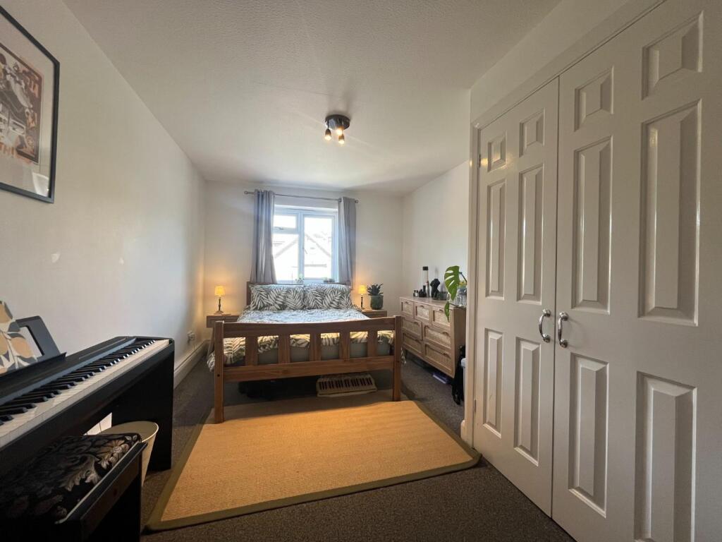 Bedroom 1 (2).JPG