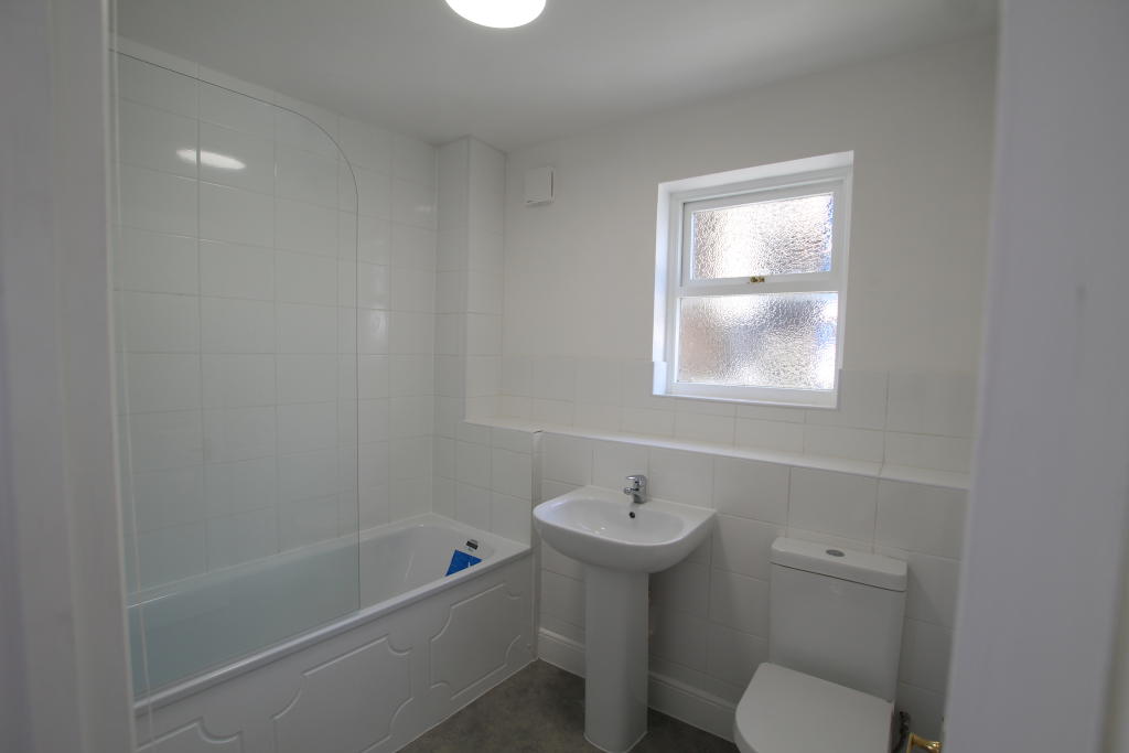 6 bathroom.JPG