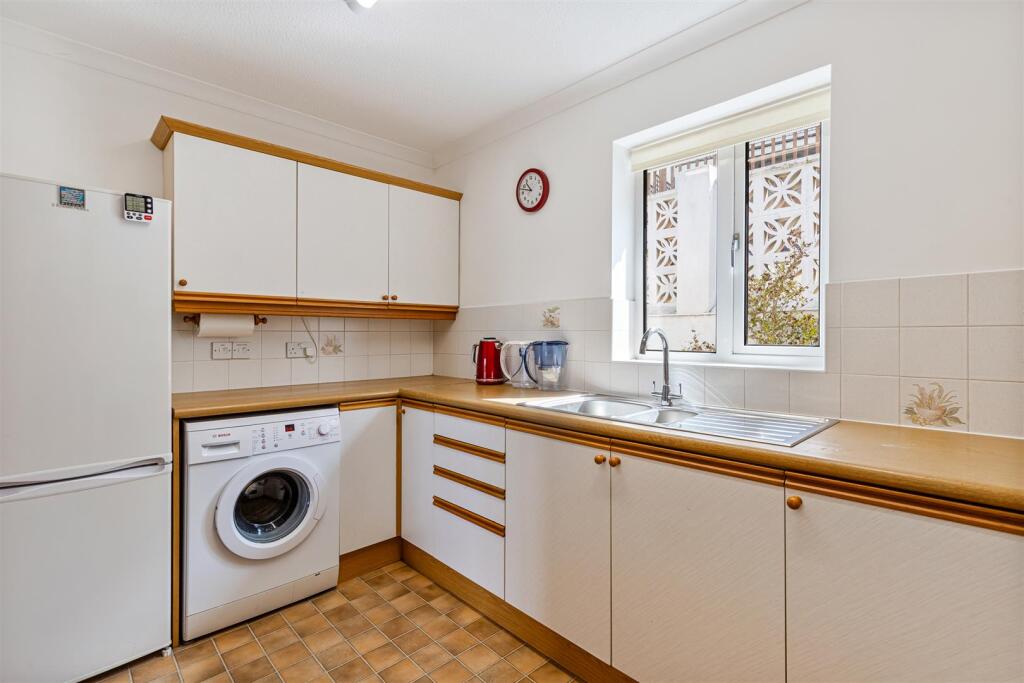 A09 - 73 Saffron Park Kingsbridge - 250811.jpg