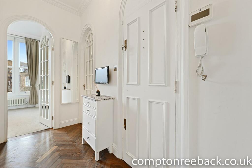 CR - FFF, Sutherland Avenue - Hallway3 (1).jpg
