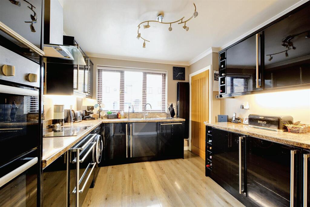 Kitchen_1.jpeg