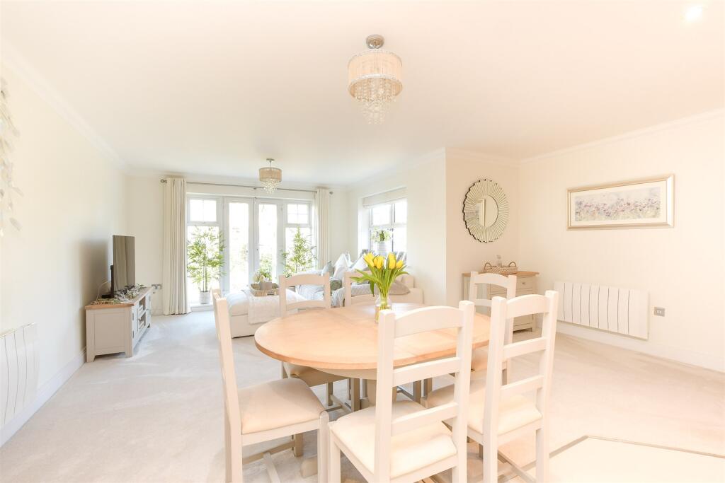 Kitchen Lounge/Dining Area