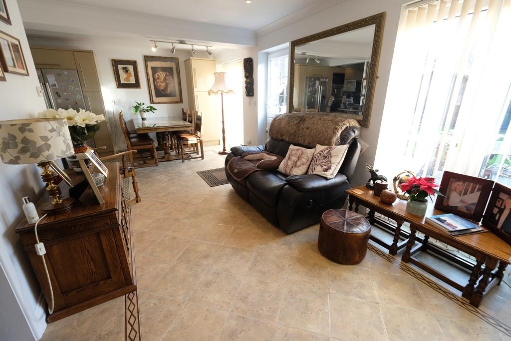SITTING/DINING ROOM