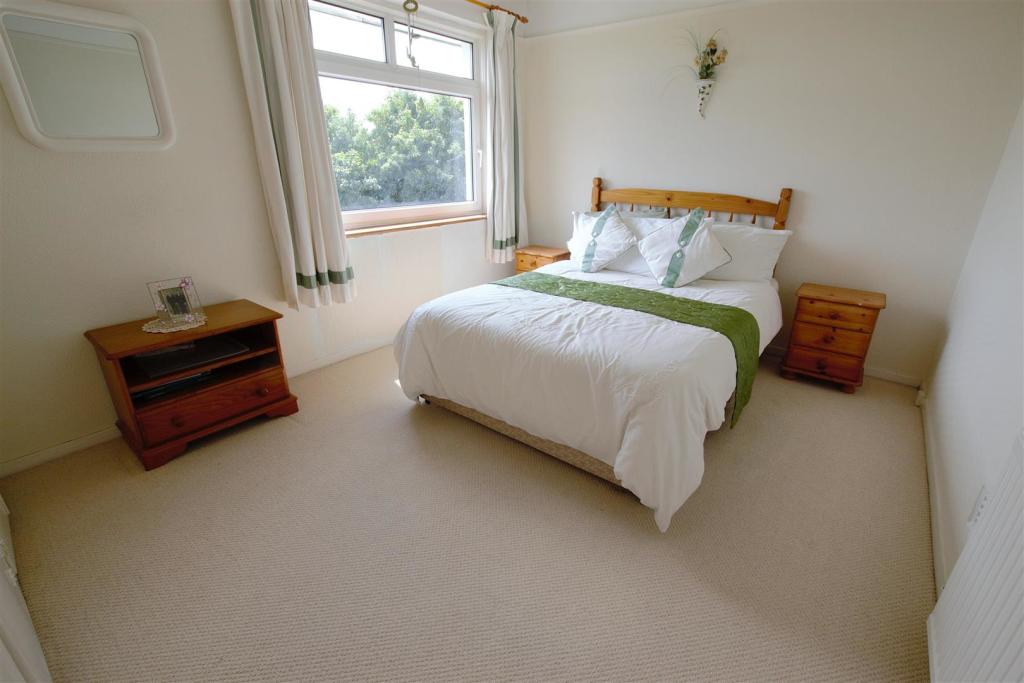 bed 2.jpg