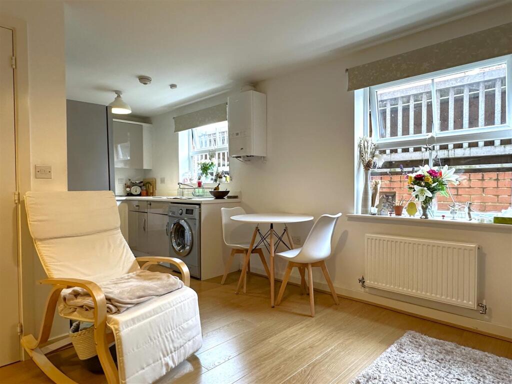 Kitchen/Dining Space 031