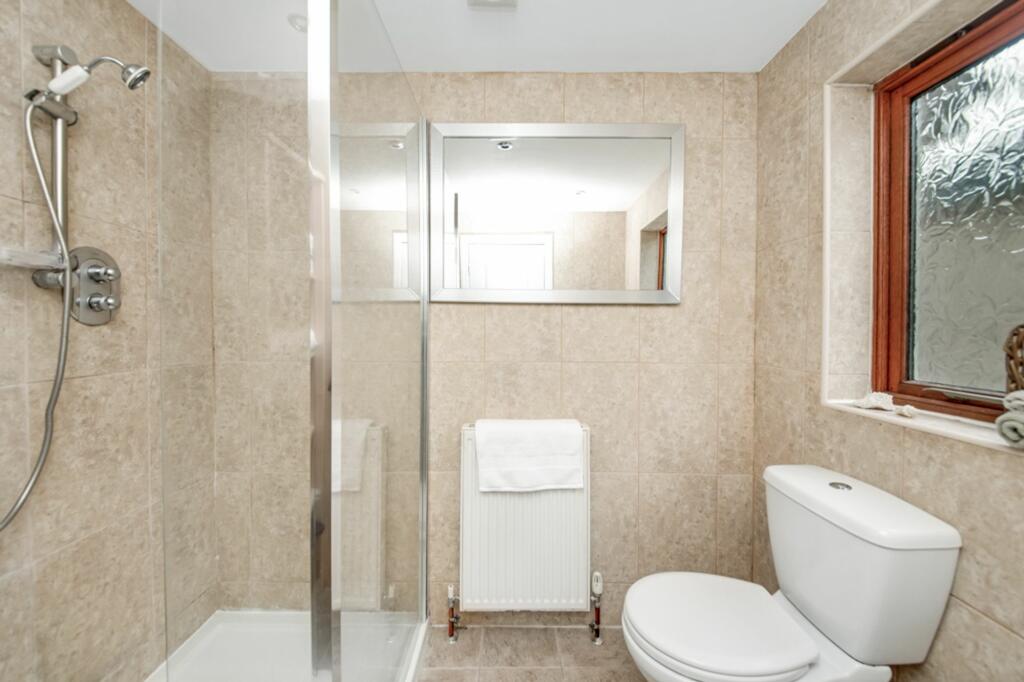 EN-SUITE SHOWER ROOM