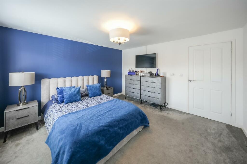 MAIN BEDROOM