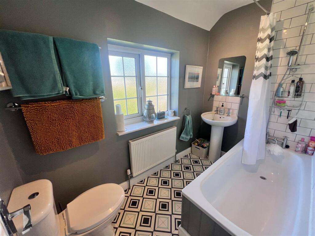 Bathroom 1.jpg