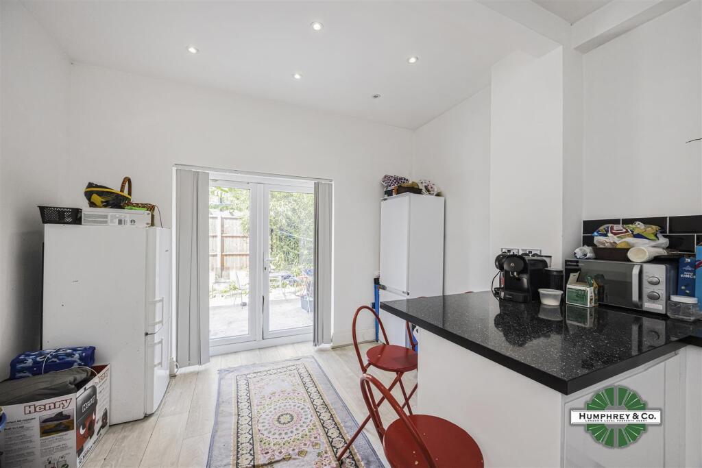 Flat 2 17 Mount Pleasant Road -009.jpg