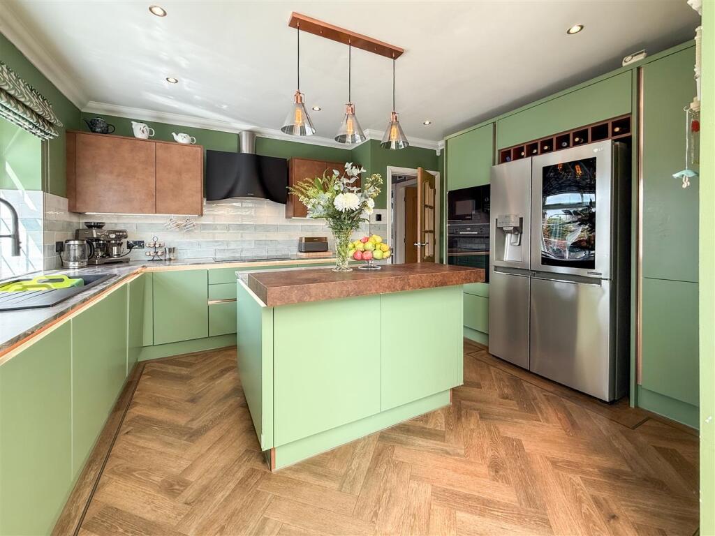 BREAKFASTING KITCHEN