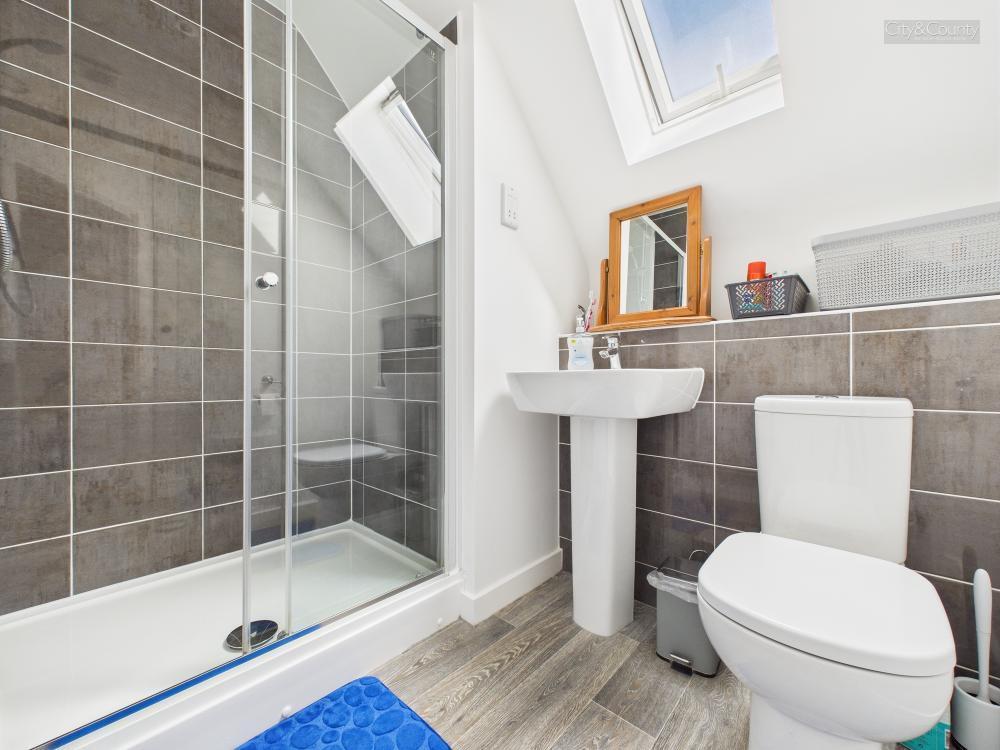 En-Suite To Master Bedroom