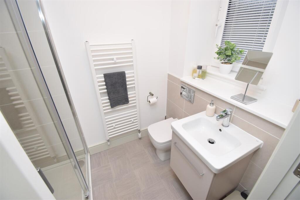 EN-SUITE SHOWER ROOM .JPG