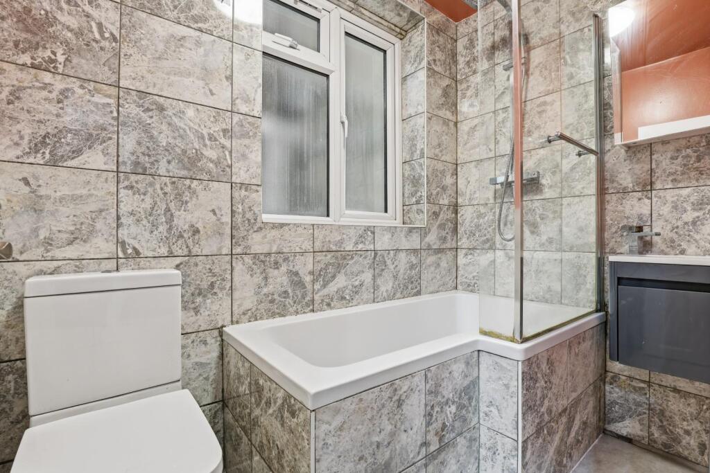 01-5ef3JHPropWpen - Flat 4, Malcolm Close (Bathroo