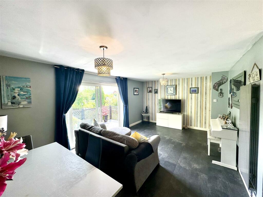 LIVING/DINING ROOM