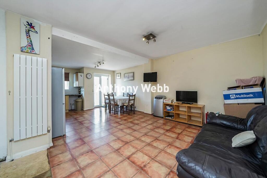 Sitting/dining area