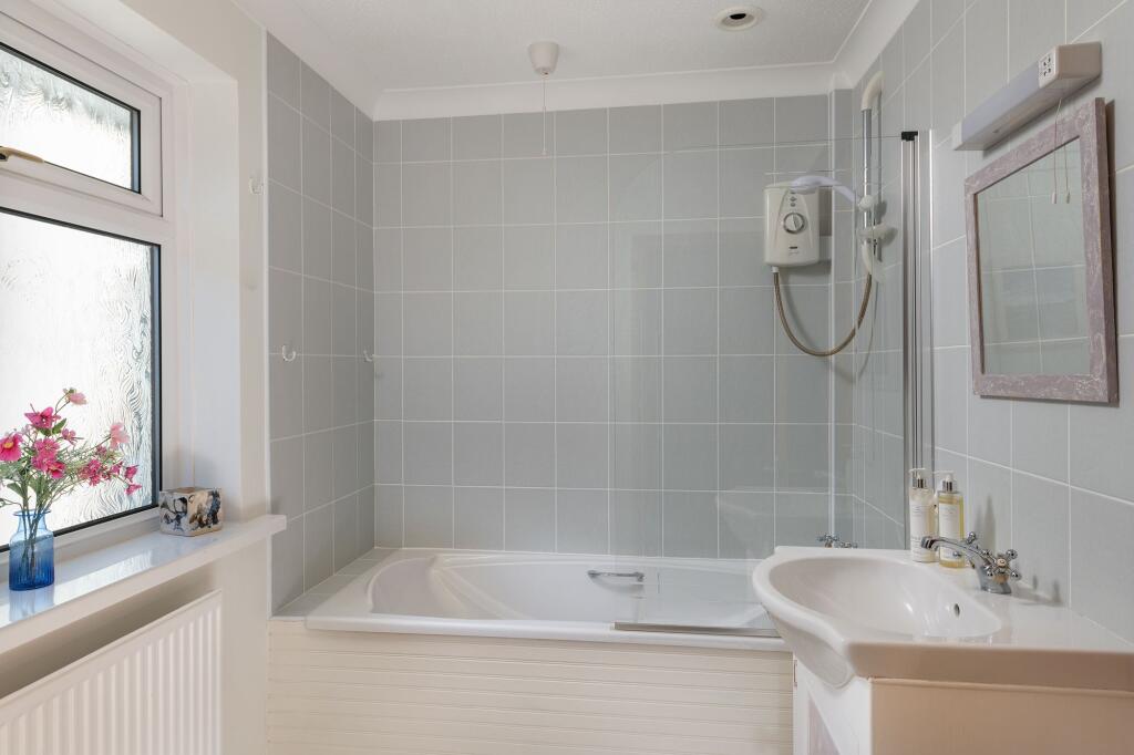 Ensuite - 3 Start Bay Park, Strete