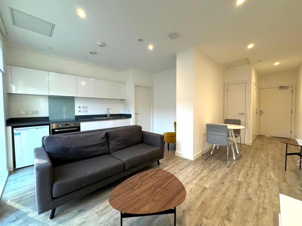 Living Room pic 5.jpeg