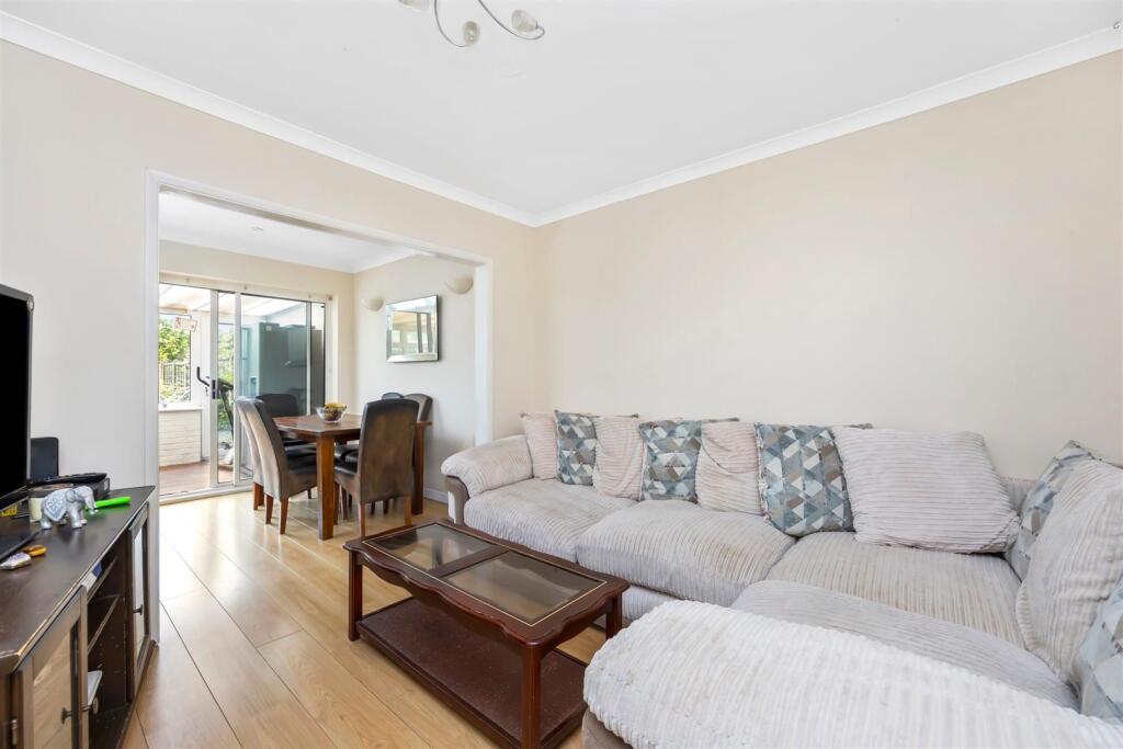 Rowna Avenue 15 THROUGH LOUNGE.jpeg