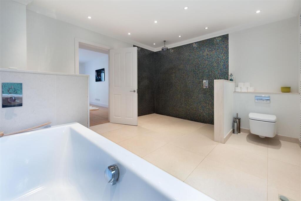 D0398 5 the village nw3 mBath2.jpg