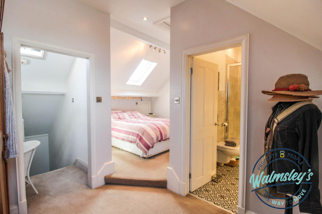 Ensuite &amp; main bedroom (2nd floor)