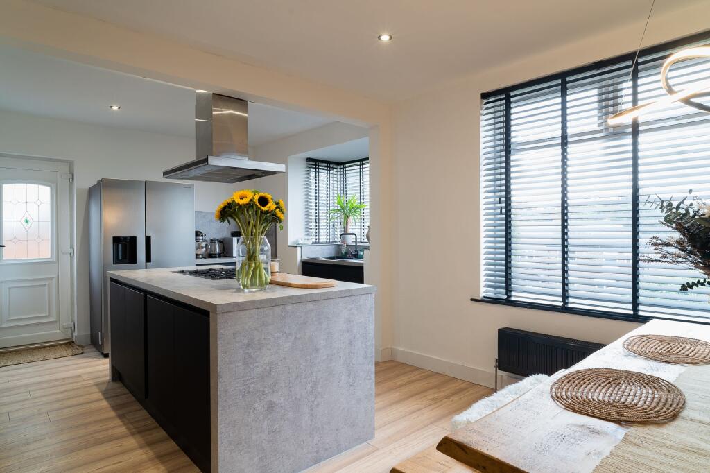 OPEN PLAN KITCHEN, DINING ROOM AND LIVING ROOM