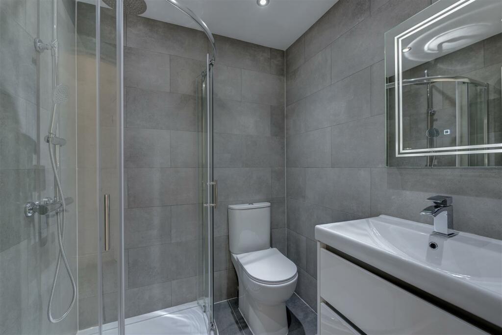 500b kings road 1051 bath1.jpg