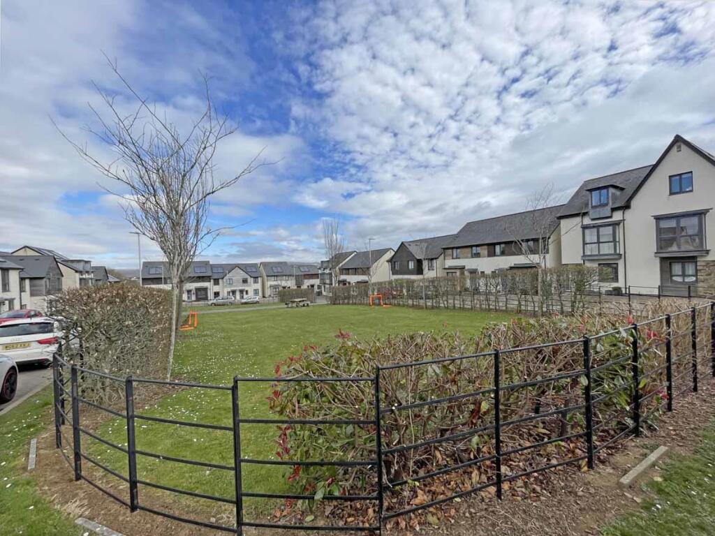 Cobham Close 31 Communal Garden.jpg