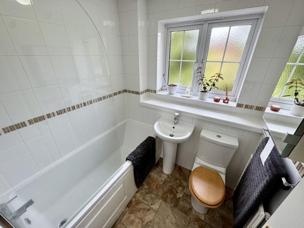 16 Little Manor G...