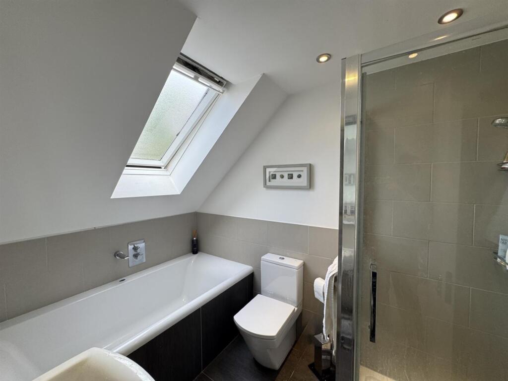 ENSUITE BATHROOM
