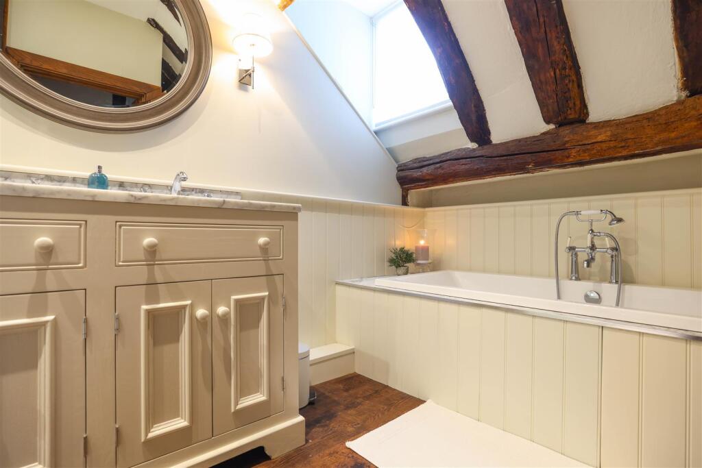 63 Whiting Street [Bath tub] 02.jpg