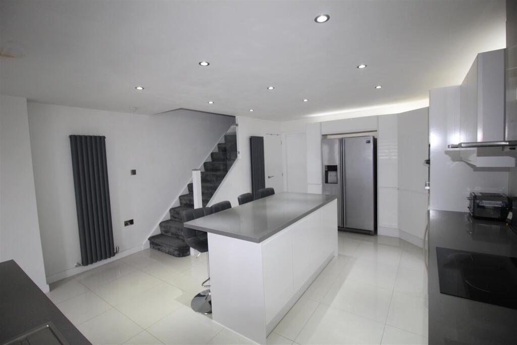 Drake Close, 11 Kitchen.JPG